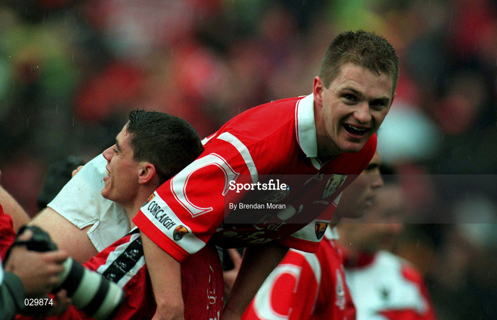 12 September 1999; Cork's Joe Deane is lifted by team mate Neil Ronan following the Guinness All-Ireland Senior Hurling Championship Final between Cork and Kilkenny at Croke Park in Dublin. Photo by Brendan Moran/Sportsfile
