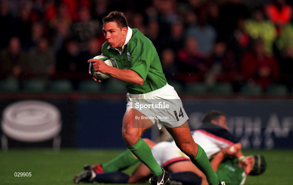 2 October 1999; Ireland's Justin Bishop on his way to scoring his side's opening try during the Rugby World Cup Pool E match between Ireland and USA at Lansdowne Road in Dublin. Photo by Brendan Moran/Sportsfile