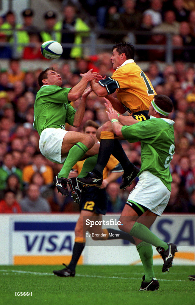 10 October 1999; Justin Bishop of Ireland in action against Matt Burke of Australia during the Rugby World Cup Pool E match between Ireland and Australia at Lansdowne Road in Dublin. Photo by Brendan Moran/Sportsfile