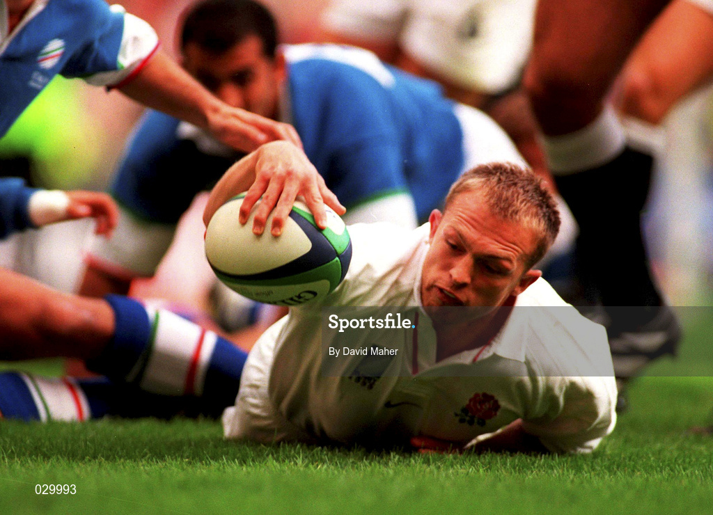 2 October 1999; Matt Dawson of England scores his side's first try during the Rugby World Cup Pool B match between England and Italy at Twickenham Stadium in London, England. Photo by David Maher/Sportsfile