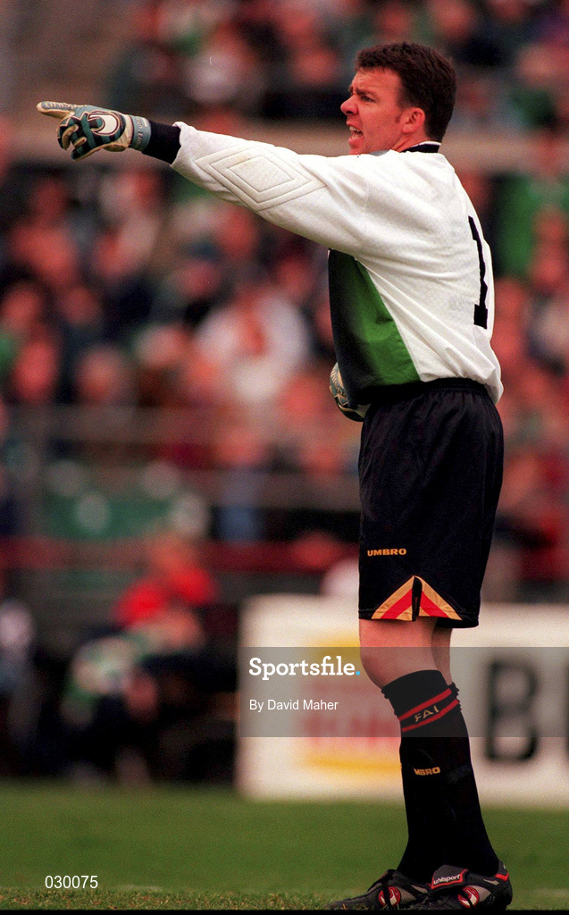 9 July 1999; Republic of Ireland goalkeeper Alan Kelly during the UEFA European Championships Qualifying Group 8 match between Republic of Ireland and FYR Macedonia at Lansdowne Road in Dublin. Photo by David Maher/Sportsfile