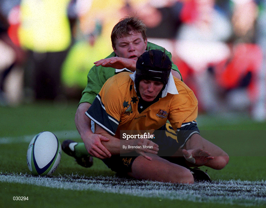 10 October 1999; Brian O'Driscoll of Ireland in action against Stephen Larkham of Australia during the Rugby World Cup Pool E match between Ireland and Australia at Lansdowne Road in Dublin. Photo by Brendan Moran/Sportsfile