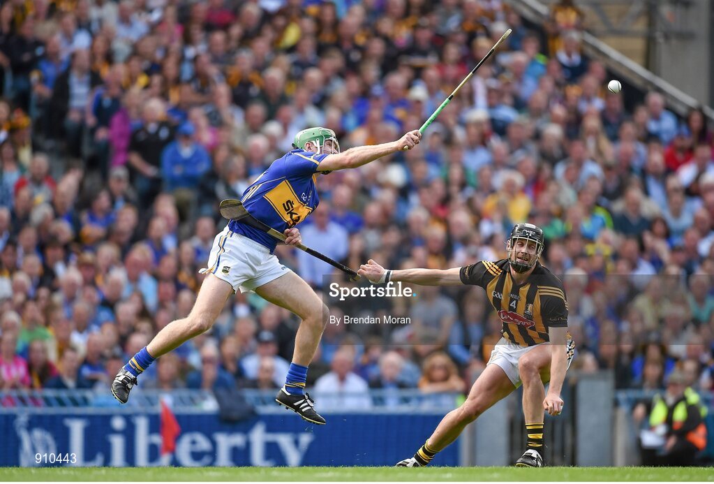 7 September 2014; Noel McGrath, Tipperary, holds the hurl of Jackie Tyrrell, Kilkenny, as he tries to win the ball. GAA Hurling All Ireland Senior Championship Final, Kilkenny v Tipperary. Croke Park, Dublin. Picture credit: Brendan Moran / SPORTSFILE