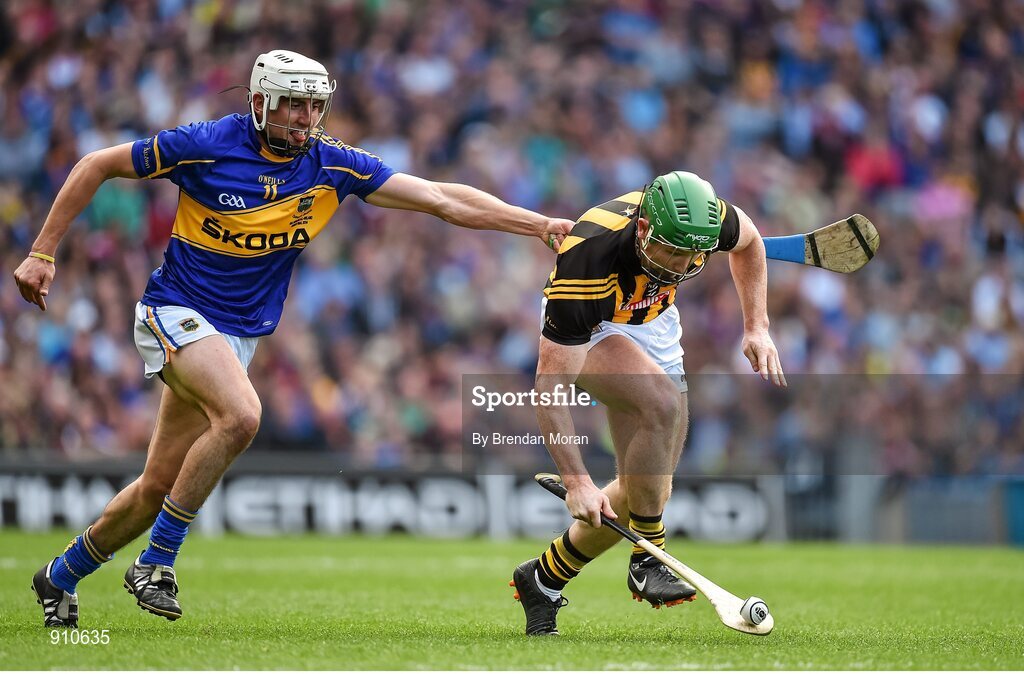 7 September 2014; Paul Murphy, Kilkenny, picks up the sliotar as he races clear of Patrick Maher, Tipperary. GAA Hurling All Ireland Senior Championship Final, Kilkenny v Tipperary. Croke Park, Dublin. Picture credit: Brendan Moran / SPORTSFILE