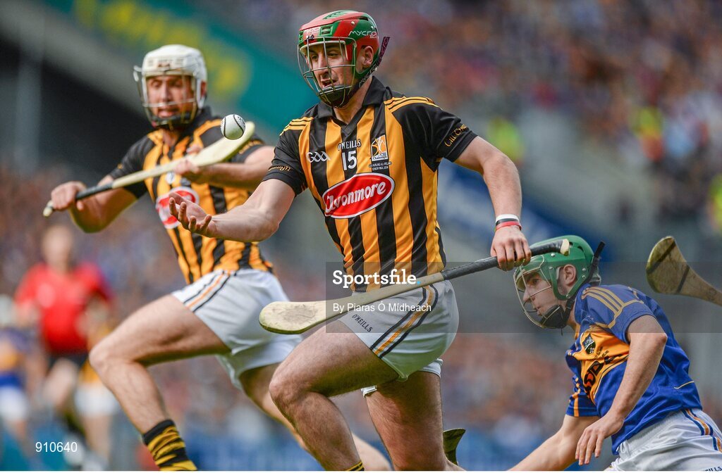 7 September 2014; Eoin Larkin, Kilkenny, supported by team-mate Michael Fennelly, left, in action against Cathal Barrett, Tipperary. GAA Hurling All Ireland Senior Championship Final, Kilkenny v Tipperary. Croke Park, Dublin. Picture credit: Piaras Ó Mídheach / SPORTSFILE