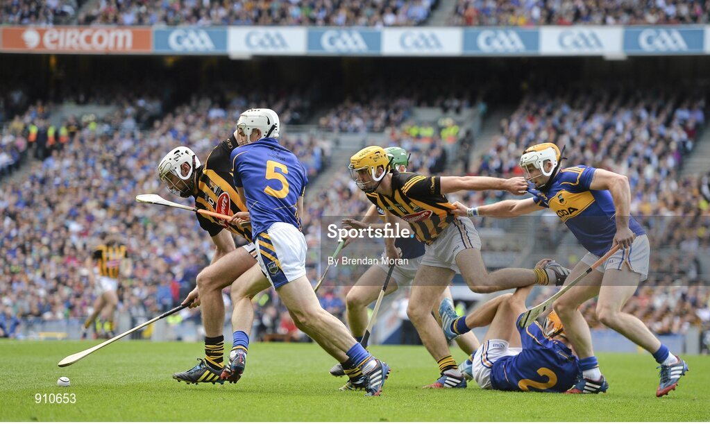 7 September 2014; Michael Fennelly, Kilkenny, and Brendan Maher, Tipperary, watched by Colin Fennelly, 11, Kilkenny, and Noel McGrath, Padraic Maher and Cathal Barrett, Tipperary. GAA Hurling All Ireland Senior Championship Final, Kilkenny v Tipperary. Croke Park, Dublin. Picture credit: Brendan Moran / SPORTSFILE