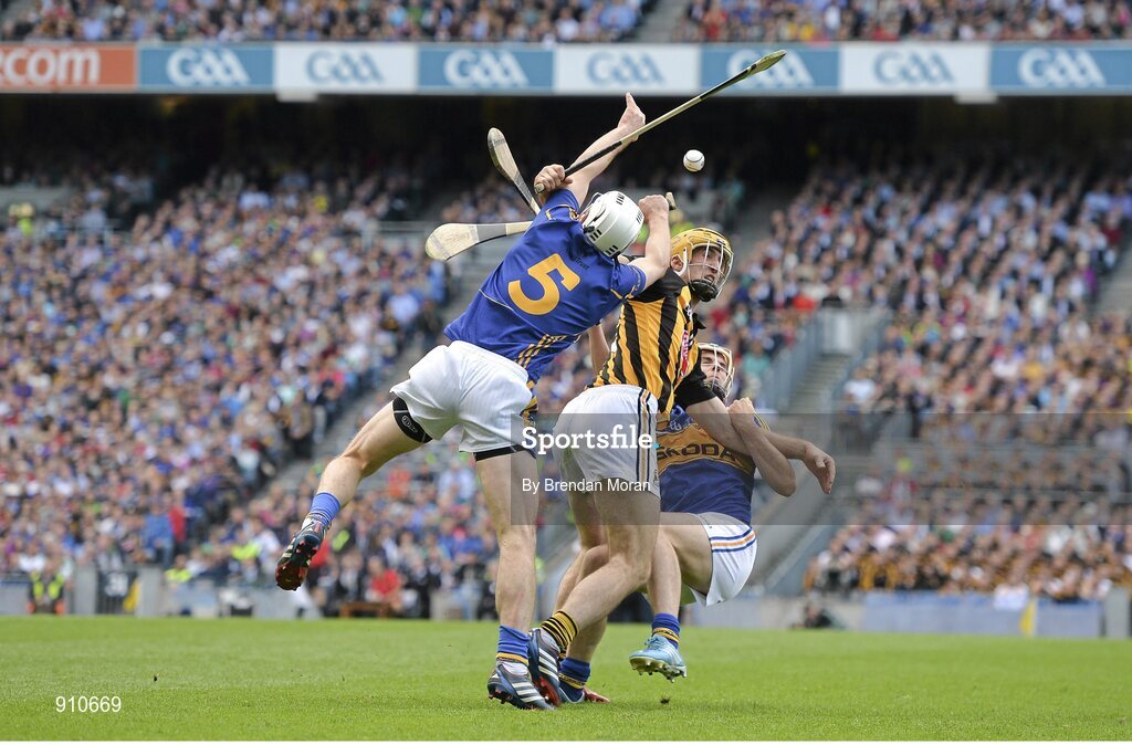 7 September 2014; Colin Fennelly, Kilkenny, contests a dropping ball with Brendan Maher, 5, and Cathal Barrett, Tipperary. GAA Hurling All Ireland Senior Championship Final, Kilkenny v Tipperary. Croke Park, Dublin. Picture credit: Brendan Moran / SPORTSFILE