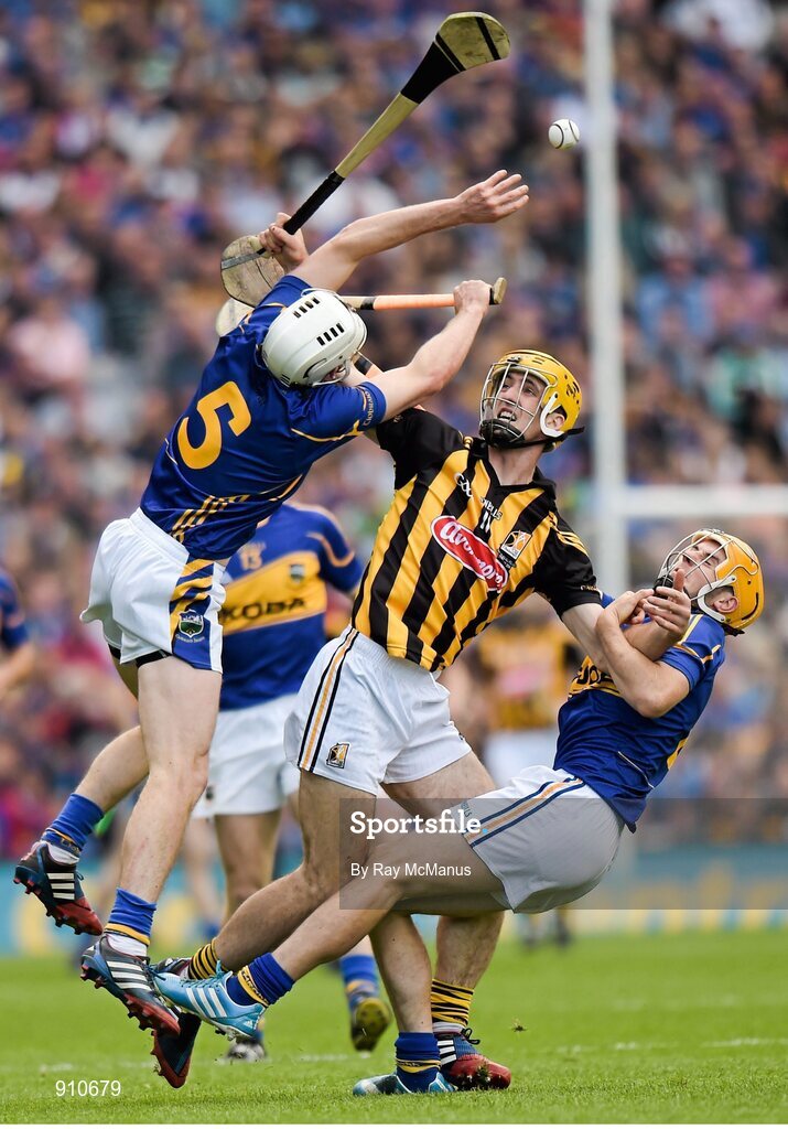 7 September 2014; Colin Fennelly, Kilkenny, in action against Brendan Maher and Cathal Barrett, Tipperary. GAA Hurling All Ireland Senior Championship Final, Kilkenny v Tipperary. Croke Park, Dublin. Picture credit: Ray McManus / SPORTSFILE