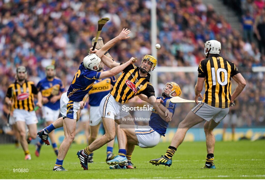 7 September 2014; Richie Hogan, Kilkenny, supported by Michael Fennelly, in action against Brendan Maher and Cathal Barrett, Tipperary. GAA Hurling All Ireland Senior Championship Final, Kilkenny v Tipperary. Croke Park, Dublin. Picture credit: Ray McManus / SPORTSFILE