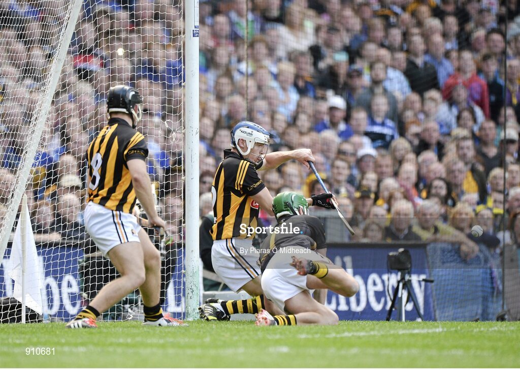 7 September 2014; Kilkenny's TJ Reid, centre, and goalkeeper Eoin Murphy combine to save a second half penalty from John O'Dwyer, Tipperary. GAA Hurling All Ireland Senior Championship Final, Kilkenny v Tipperary. Croke Park, Dublin. Picture credit: Piaras Ó Mídheach / SPORTSFILE