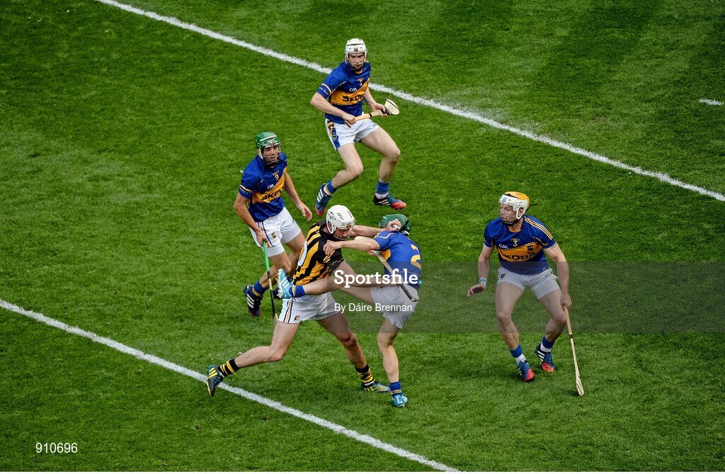 7 September 2014; Michael Fennelly, Kilkenny, in action against Tipperary players, left to right, James Woodlock, Brendan Maher, Cathal Barrett, and Pádraic Maher. GAA Hurling All Ireland Senior Championship Final, Kilkenny v Tipperary. Croke Park, Dublin. Picture credit: Dáire Brennan / SPORTSFILE