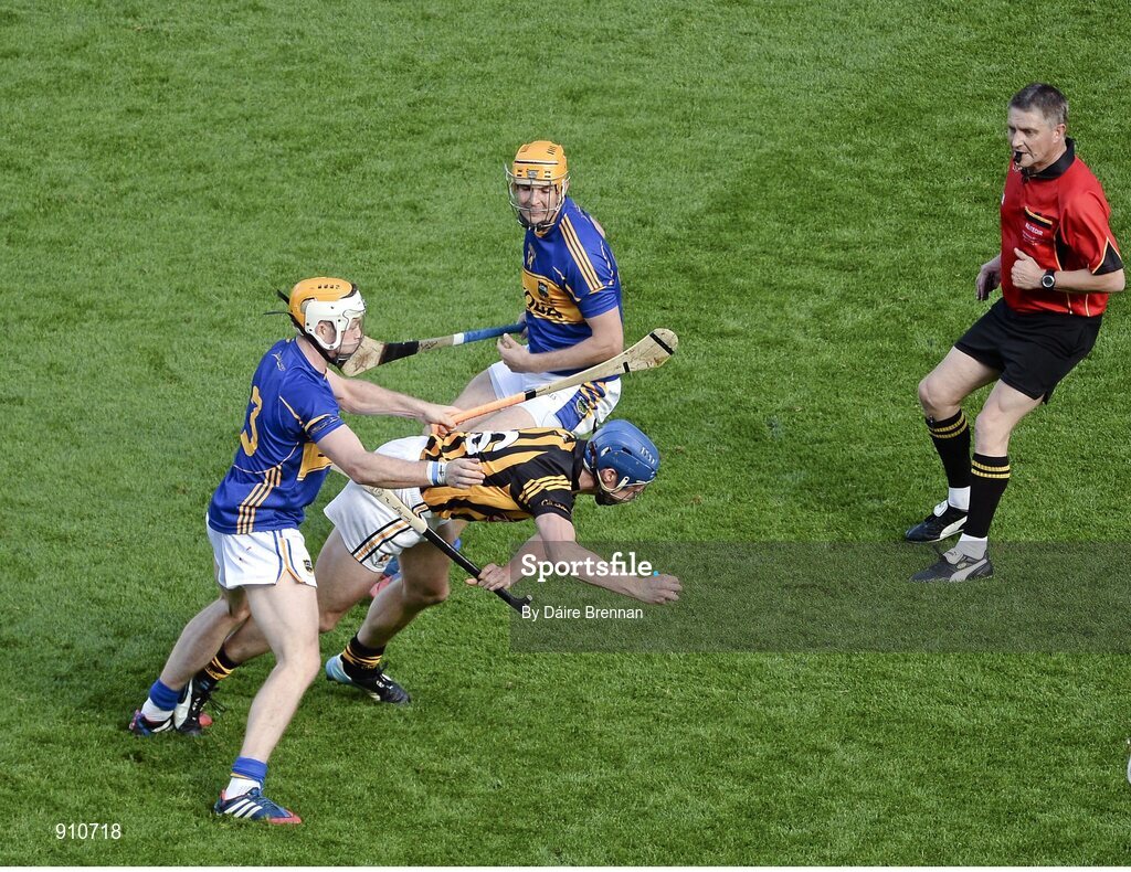 7 September 2014; Referee Barry Kelly judges that Brian Hogan, Kilkenny, committed a foul in the dying moments of the game, which resulted in a free for Tipperary, which subsequently went wide. GAA Hurling All Ireland Senior Championship Final, Kilkenny v Tipperary. Croke Park, Dublin. Picture credit: Dáire Brennan / SPORTSFILE