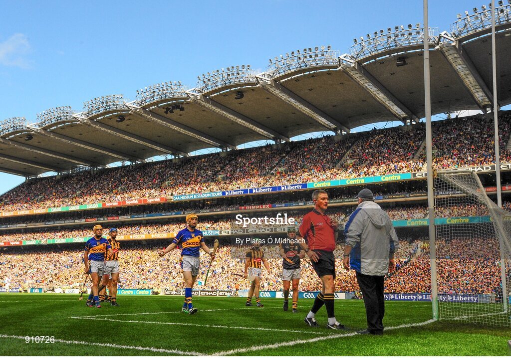 7 September 2014; Referee Barry Kelly consults with his umpire before awarding a penalty to Tipperary that was saved. GAA Hurling All Ireland Senior Championship Final, Kilkenny v Tipperary. Croke Park, Dublin. Picture credit: Piaras Ó Mídheach / SPORTSFILE