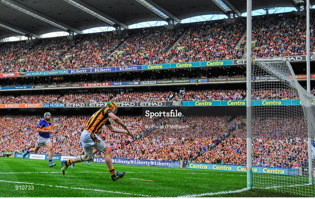 7 September 2014; Richie Power, Kilkenny, scores his side's first goal. GAA Hurling All Ireland Senior Championship Final, Kilkenny v Tipperary. Croke Park, Dublin. Picture credit: Piaras Ó Mídheach / SPORTSFILE