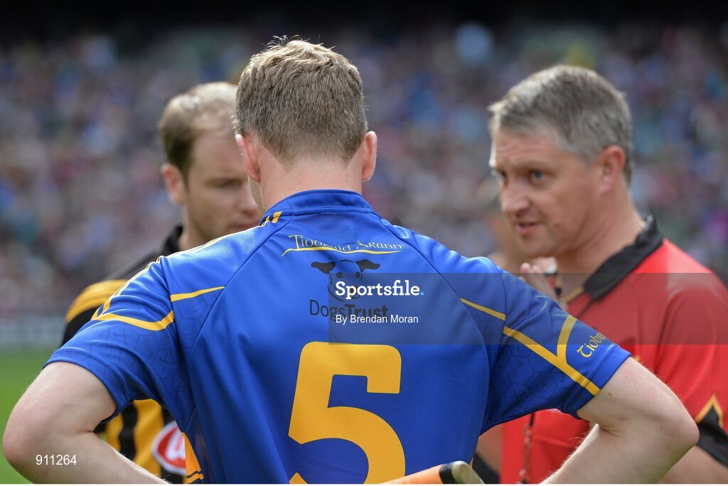 7 September 2014; A logo depicting the Dog's Trust on the back of the jersey of Tipperary captain Brendan Maher as referee Barry speaks to the team captains before the game. GAA Hurling All Ireland Senior Championship Final, Kilkenny v Tipperary. Croke Park, Dublin. Picture credit: Brendan Moran / SPORTSFILE