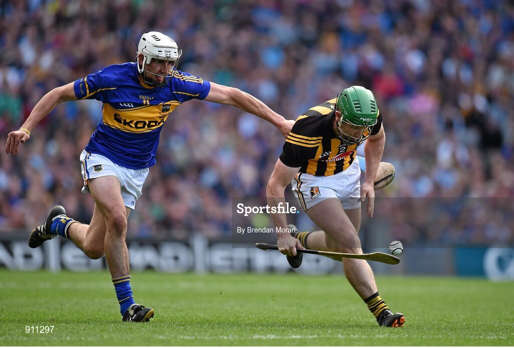 7 September 2014; Paul Murphy, Kilkenny, picks up the sliotar as he races clear of Patrick Maher, Tipperary. GAA Hurling All Ireland Senior Championship Final, Kilkenny v Tipperary. Croke Park, Dublin. Picture credit: Brendan Moran / SPORTSFILE