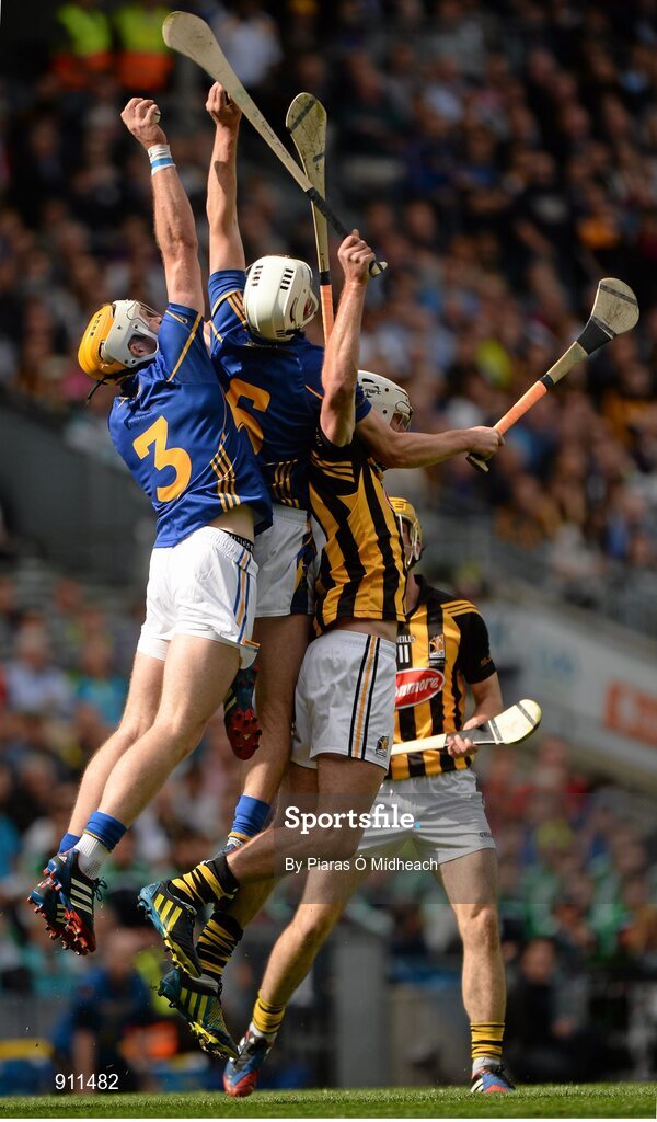 7 September 2014; Pádraic Maher, Tipperary, wins possession ahead of team-mate Brendan Maher and Michael Fennelly, Kilkenny. GAA Hurling All Ireland Senior Championship Final, Kilkenny v Tipperary. Croke Park, Dublin. Picture credit: Piaras Ó Mídheach / SPORTSFILE