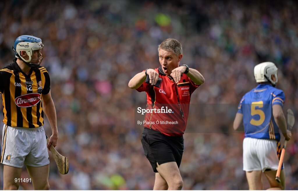 7 September 2014; Referee Barry Kelly with Kilkenny's TJ Reid and Tipperary's Brendan Maher. GAA Hurling All Ireland Senior Championship Final, Kilkenny v Tipperary. Croke Park, Dublin. Picture credit: Piaras Ó Mídheach / SPORTSFILE