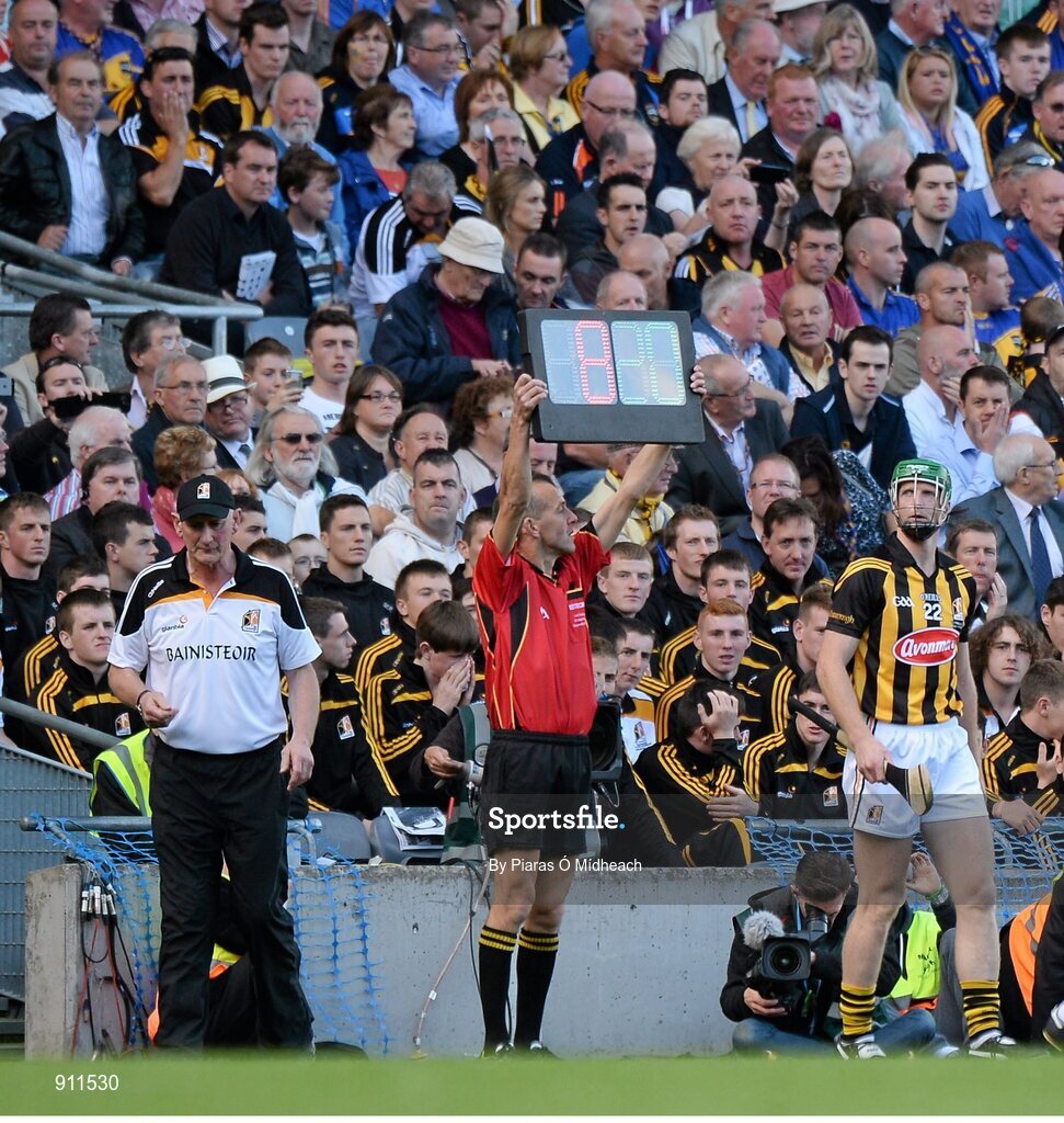 7 September 2014; Kilkenny's Henry Shefflin prepares to come on as a substitute as manager Brian Cody looks on. GAA Hurling All Ireland Senior Championship Final, Kilkenny v Tipperary. Croke Park, Dublin. Picture credit: Piaras Ó Mídheach / SPORTSFILE