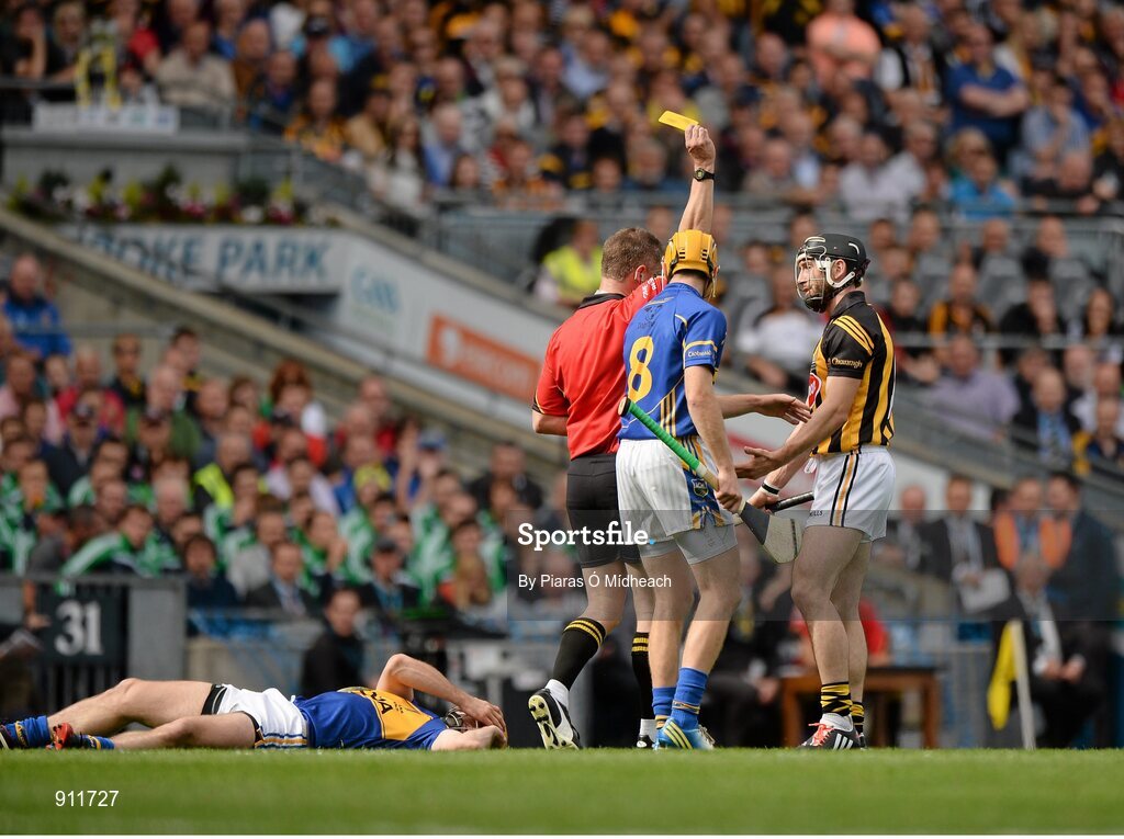 7 September 2014; Conor Fogarty, Kilkenny, is shown the yellow card by referee Barry Kelly. GAA Hurling All Ireland Senior Championship Final, Kilkenny v Tipperary. Croke Park, Dublin. Picture credit: Piaras Ó Mídheach / SPORTSFILE