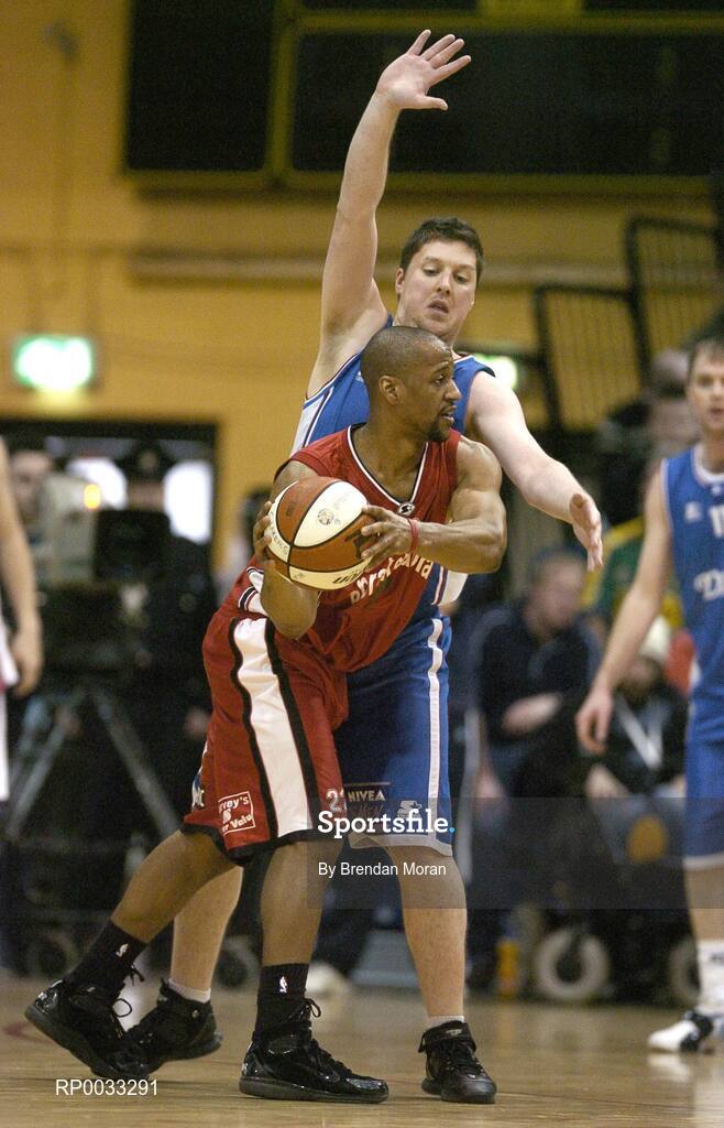 28 January 2007; Dave Fanning, Abrakebabra Tigers, in action against Niall O'Reilly, UCC Demons. Men's Superleague National Cup Final, Abrakebabra Tigers, Tralee, Co. Kerry v UCC Demons, Cork, National Basketball Arena, Tallaght, Dublin. Picture credit: Brendan Moran / SPORTSFILE