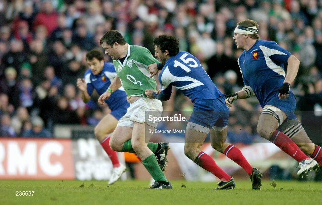 11 February 2007; Marcus Horan, Ireland, is held back by French full-back Clement Piotrenaud, after kicking through. RBS Six Nations Rugby Championship, Ireland v France, Croke Park, Dublin. Picture Credit: Brendan Moran / SPORTSFILE