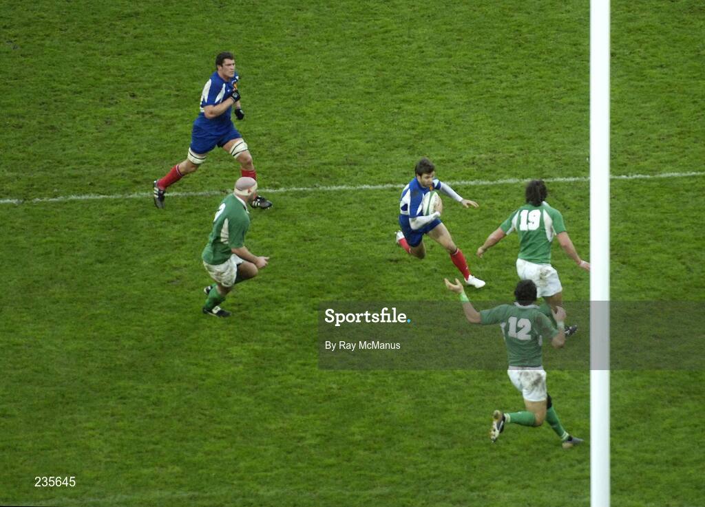 11 February 2007; Vincent Clerc, France, evades Ireland's John Hayes, Shane Horgan and Neil Best on his way to score the winning try. RBS Six Nations Rugby Championship, Ireland v France, Croke Park, Dublin. Picture credit: Ray McManus / SPORTSFILE
