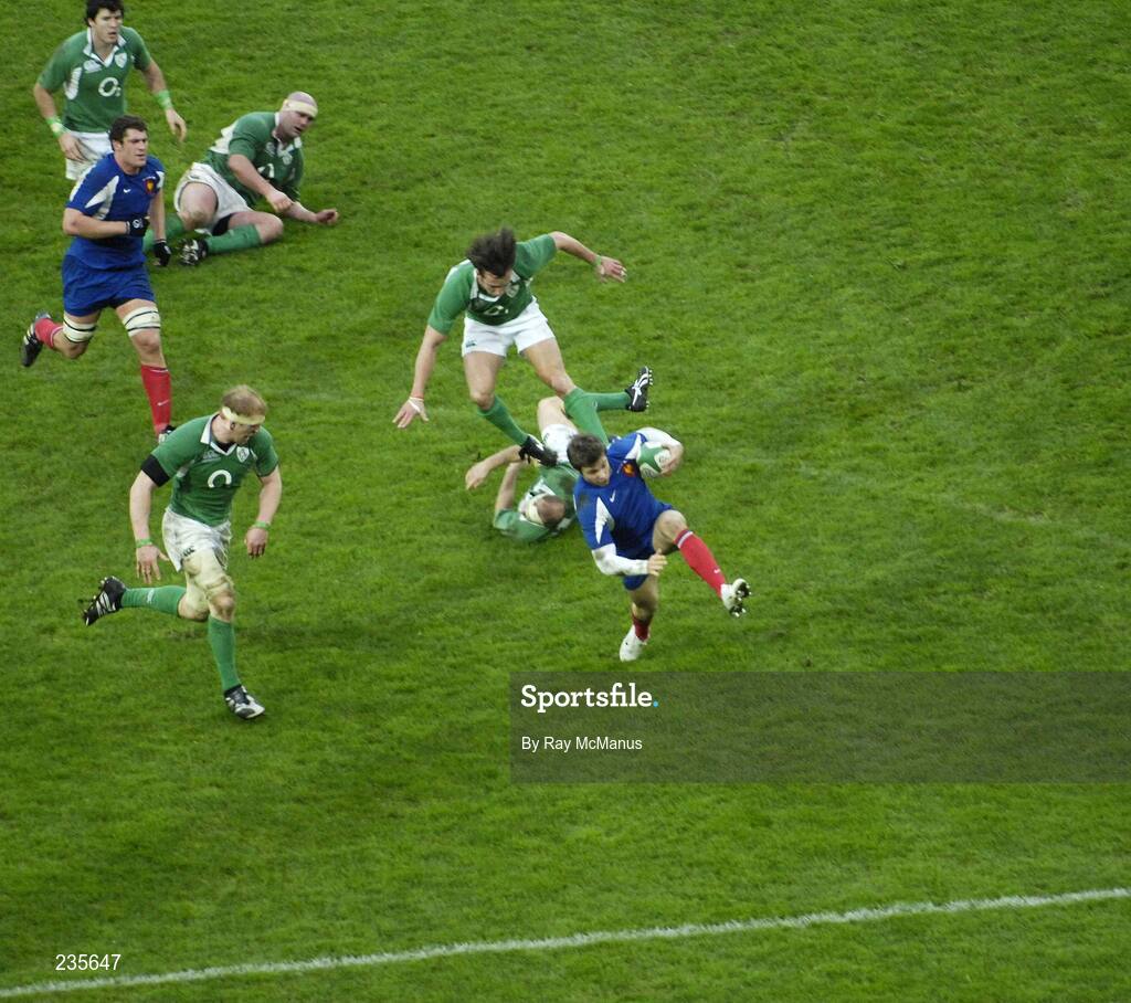 11 February 2007; Vincent Clerc, France, evades Ireland's Paul O'Connell on his way to score the winning try. RBS Six Nations Rugby Championship, Ireland v France, Croke Park, Dublin. Picture credit: Ray McManus / SPORTSFILE