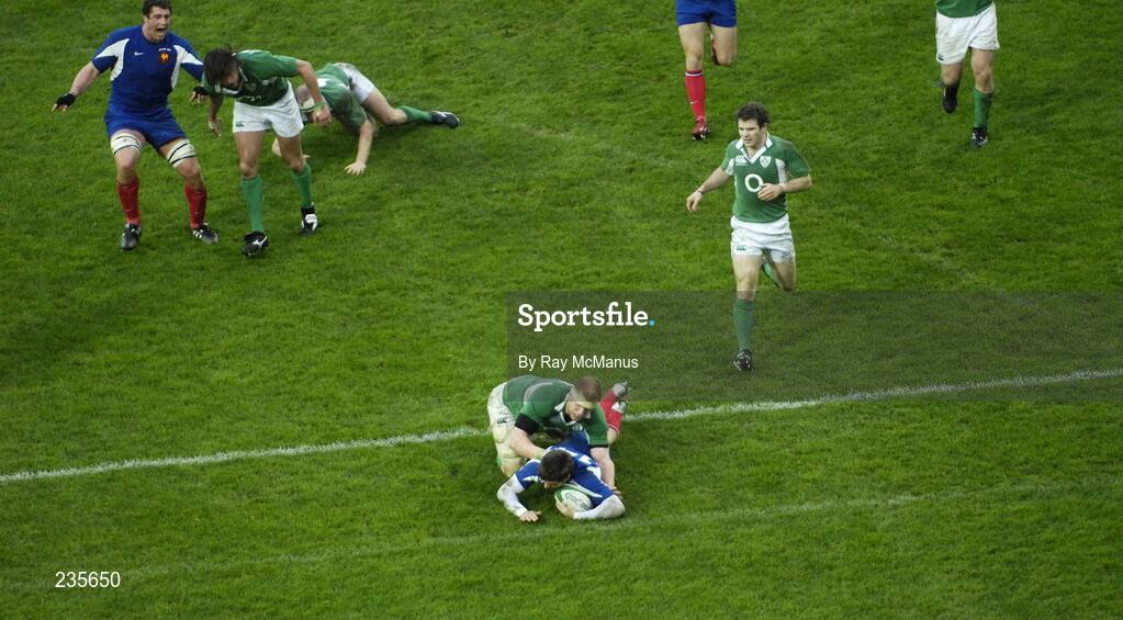 11 February 2007; Vincent Clerc, France, evades Ireland's Paul O'Connell to score the winning try. RBS Six Nations Rugby Championship, Ireland v France, Croke Park, Dublin. Picture credit: Ray McManus / SPORTSFILE
