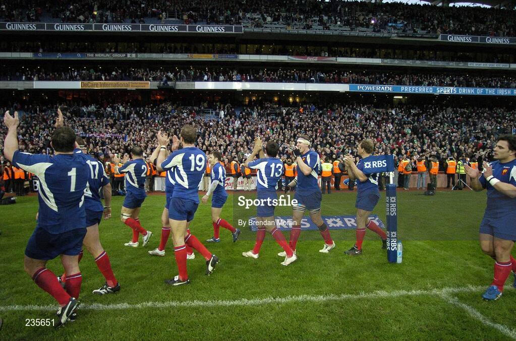 11 February 2007; The victorious French team applaud the crowd after the game. RBS Six Nations Rugby Championship, Ireland v France, Croke Park, Dublin. Picture Credit: Brendan Moran / SPORTSFILE