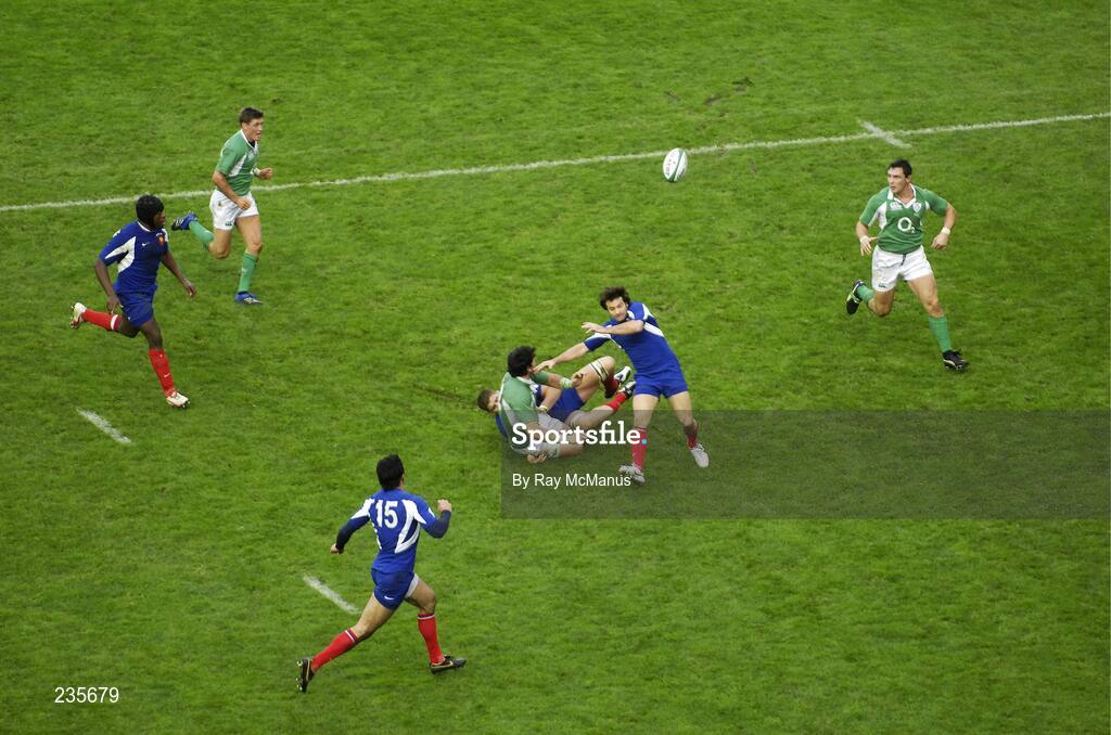 11 February 2007; Shane Horgan passes to David Wallace who in turn passes to Ronan O'Gara who went on the score the first try for Ireland. RBS Six Nations Rugby Championship, Ireland v France, Croke Park, Dublin. Picture credit: Ray McManus / SPORTSFILE