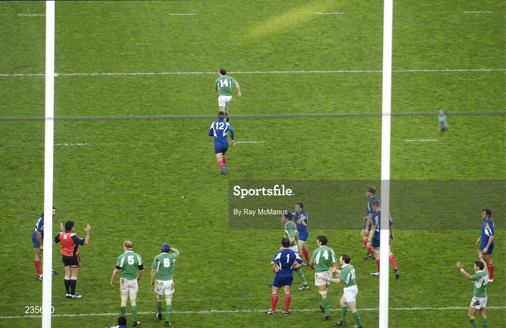 11 February 2007; Referee Steve Walsh calls back Ireland's Geordan Murphy as he races clear. RBS Six Nations Rugby Championship, Ireland v France, Croke Park, Dublin. Picture credit: Ray McManus / SPORTSFILE