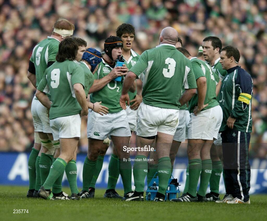 11 February 2007; The Irish team gather together in a huddle. RBS Six Nations Rugby Championship, Ireland v France, Croke Park, Dublin. Picture Credit: Brendan Moran / SPORTSFILE