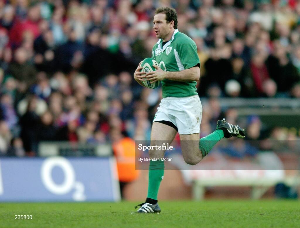 11 February 2007; Geordan Murphy, Ireland, races clear of the French defence only to be called back by referee Steve Walsh. RBS Six Nations Rugby Championship, Ireland v France, Croke Park, Dublin. Picture Credit: Brendan Moran / SPORTSFILE
