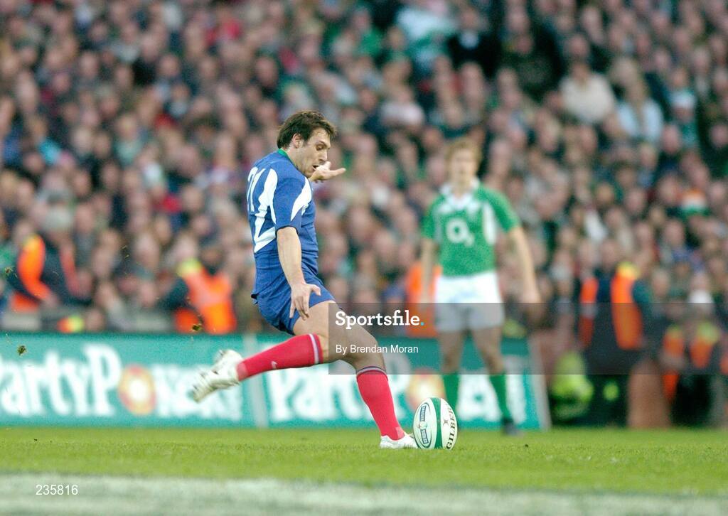 11 February 2007; Lionel Beauxis, France, attempts a drop goal which hit the post. RBS Six Nations Rugby Championship, Ireland v France, Croke Park, Dublin. Picture Credit: Brendan Moran / SPORTSFILE