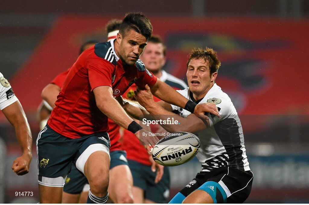 19 September 2014; Conor Murray, Munster, in action against Giulio Bisegni, Zebre. Guinness PRO12, Round 3, Munster v Zebre. Thomond Park, Limerick. Picture credit: Diarmuid Greene / SPORTSFILE