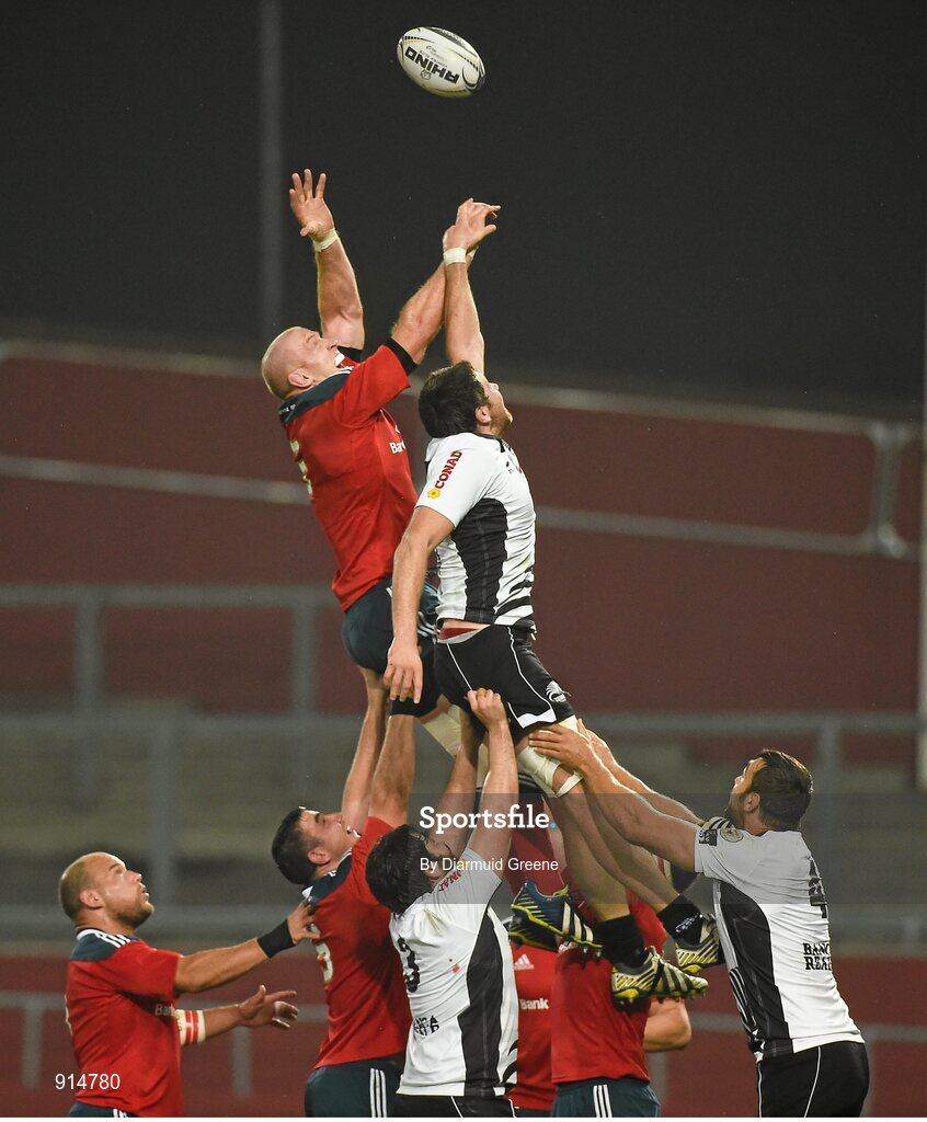 19 September 2014; Paul O'Connell, Munster, wins possession in a lineout ahead of George Fabio Biagi, Zebre. Guinness PRO12, Round 3, Munster v Zebre. Thomond Park, Limerick. Picture credit: Diarmuid Greene / SPORTSFILE