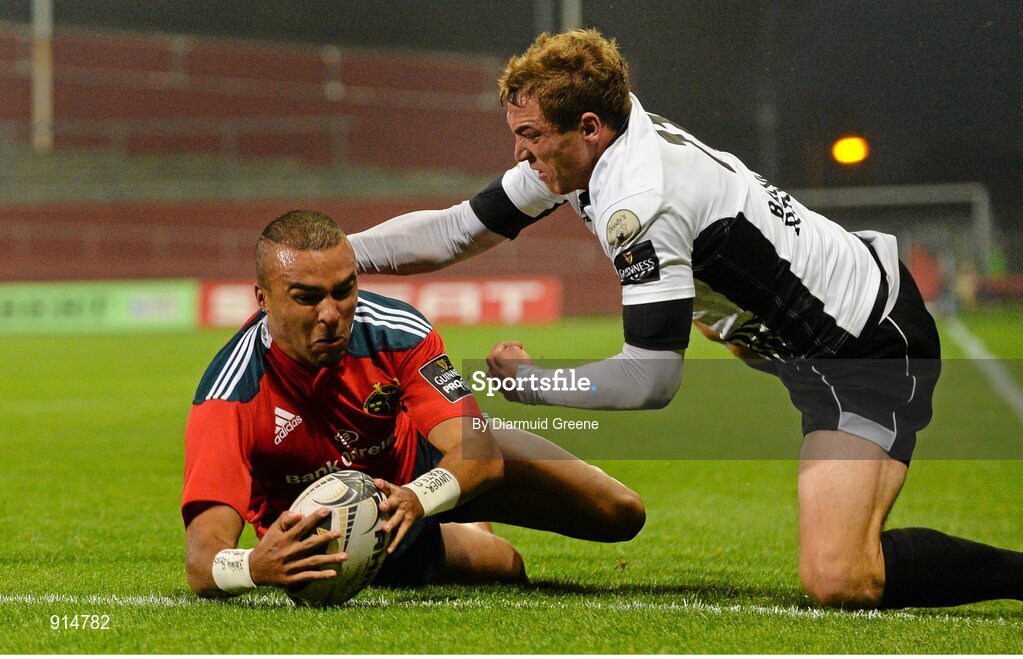 19 September 2014; Simon Zebo, Munster, scores his side's first try despite the efforts of Giulio Toniolatti, Zebre. Guinness PRO12, Round 3, Munster v Zebre. Thomond Park, Limerick. Picture credit: Diarmuid Greene / SPORTSFILE