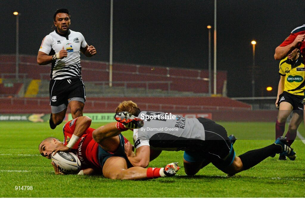 19 September 2014; Simon Zebo, Munster, scores his side's second try despite the efforts of Giulio Bisegni, Zebre. Guinness PRO12, Round 3, Munster v Zebre. Thomond Park, Limerick. Picture credit: Diarmuid Greene / SPORTSFILE