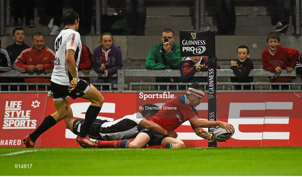 19 September 2014; Andrew Smith, Munster, scores his side's fourth try despite the efforts of David Odiete, Zebre. Guinness PRO12, Round 3, Munster v Zebre. Thomond Park, Limerick. Picture credit: Diarmuid Greene / SPORTSFILE