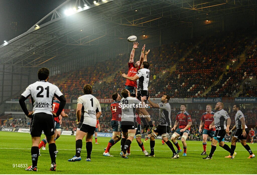 19 September 2014; Paul O'Connell, Munster, wins possession in a lineout ahead of Valerio Bernabo, Zebre. Guinness PRO12, Round 3, Munster v Zebre. Thomond Park, Limerick. Picture credit: Diarmuid Greene / SPORTSFILE