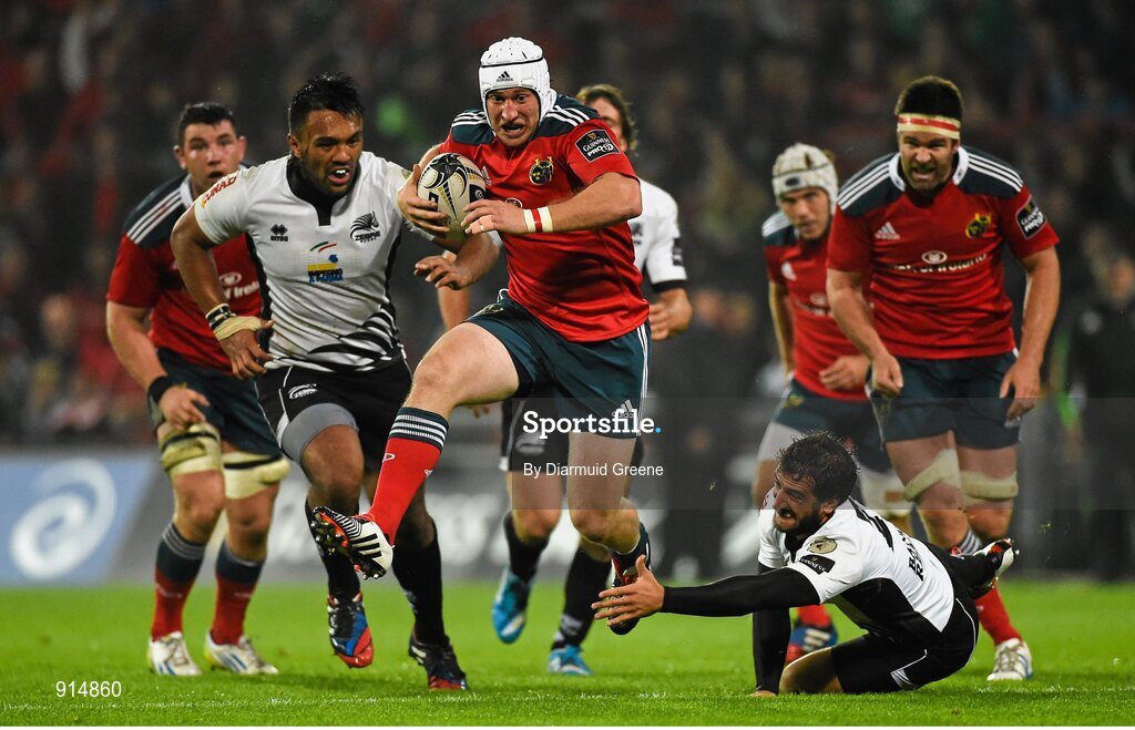 19 September 2014; Johne Murphy, Munster, gets away from Kelly Haimona, left, and Alberto Chillon, Zebre. Guinness PRO12, Round 3, Munster v Zebre. Thomond Park, Limerick. Picture credit: Diarmuid Greene / SPORTSFILE