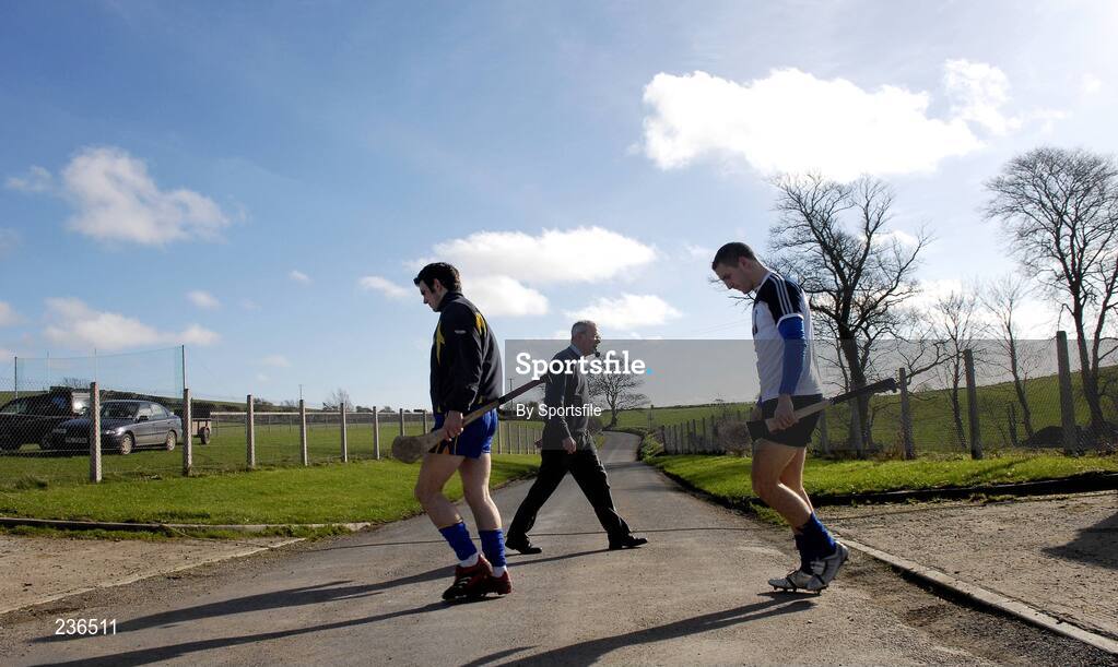 18 February 2007; Clare players cross the road to the pitch for a pre match warm up. Allianz National Hurling League Division 1A, Round 1, Down v Clare, Portaferry, Down. Photo by Sportsfile