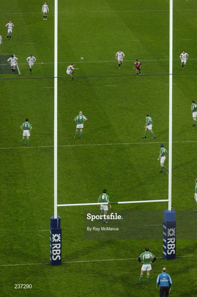 24 February 2007; Jonny Wilkinson scores a penalty for England in the second minute. RBS Six Nations Rugby Championship, Ireland v England, Croke Park, Dublin. Picture Credit: Ray McManus / SPORTSFILE
