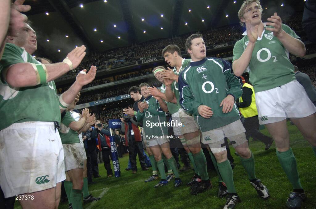 24 February 2007; Ireland players applaud the England players after the match. RBS Six Nations Rugby Championship, Ireland v England, Croke Park, Dublin. Picture Credit: Brian Lawless / SPORTSFILE
