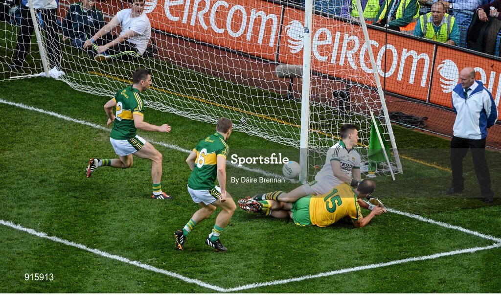 21 September 2014; Colm McFadden, Donegal, hits the post with a fisted effort near the end of the game. GAA Football All Ireland Senior Championship Final, Kerry v Donegal. Croke Park, Dublin. Picture credit: Dáire Brennan / SPORTSFILE