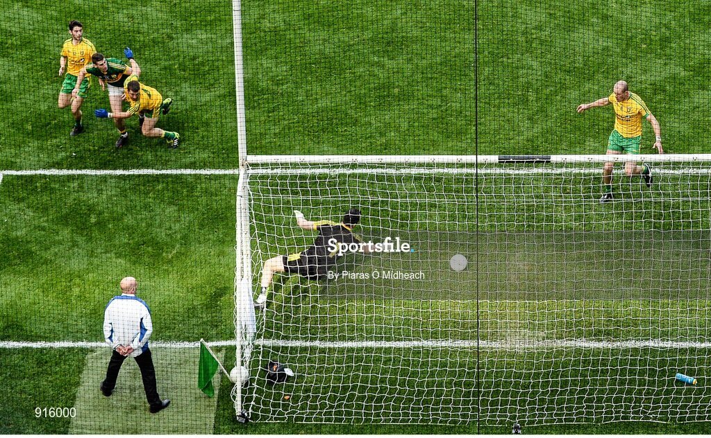 21 September 2014; Paul Geaney, Kerry, scores his side's first goal past Donegal goalkeeper Paul Durcan, despite the challenge of Ryan McHugh, left, and Paddy McGrath. GAA Football All Ireland Senior Championship Final, Kerry v Donegal. Croke Park, Dublin. Picture credit: Piaras Ó Mídheach / SPORTSFILE