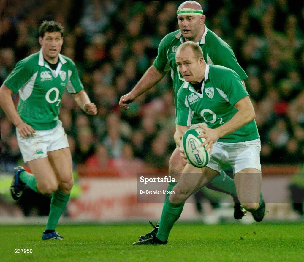 24 February 2007; Denis Hickie, Ireland, on the attack against England, supported by team-mates John Hayes and Ronan O'Gara. RBS Six Nations Rugby Championship, Ireland v England, Croke Park, Dublin. Picture Credit: Brendan Moran / SPORTSFILE
