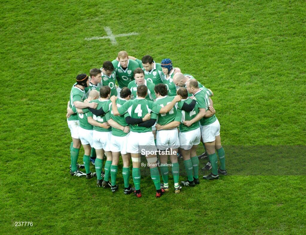 24 February 2007; The Ireland team forms a huddle as captain Brian O'Driscoll gives a pre-match talk. RBS Six Nations Rugby Championship, Ireland v England, Croke Park, Dublin. Picture Credit: Brian Lawless / SPORTSFILE