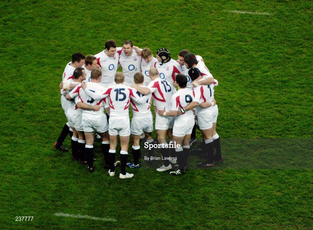 24 February 2007; The England team forms a huddle before the match. RBS Six Nations Rugby Championship, Ireland v England, Croke Park, Dublin. Picture Credit: Brian Lawless / SPORTSFILE